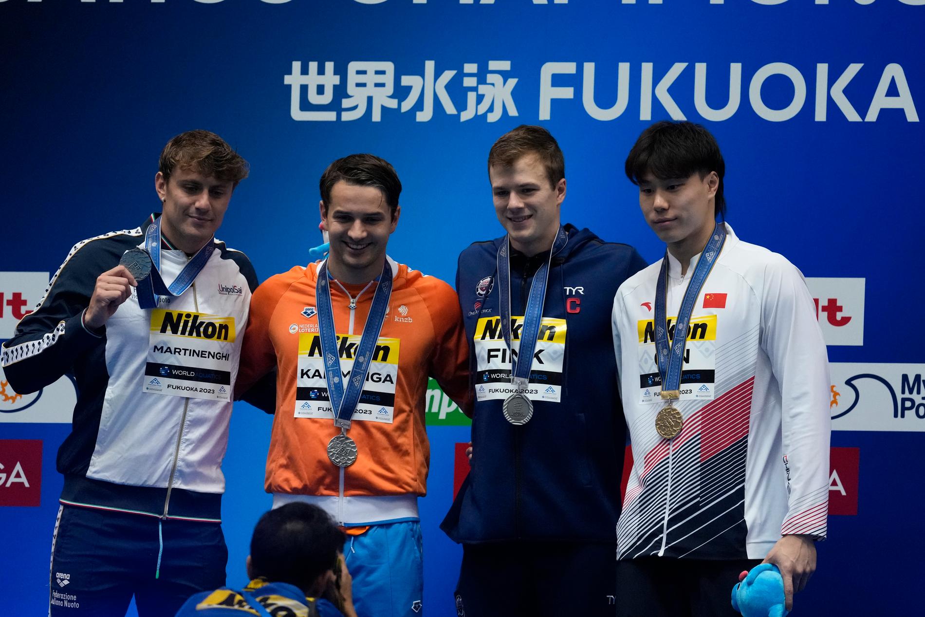 Kinesiske guldvinnaren Qin Haiyang, till höger, bredvid silvertrion Nic Fink, Arno Kamminga och Nicolo Martinenghi.