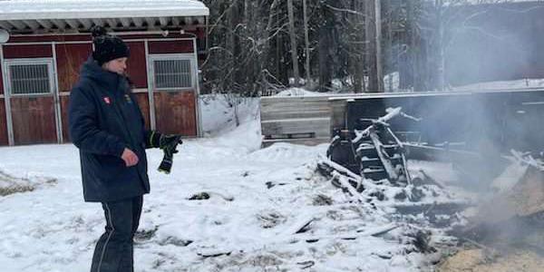 Travtränaren Elin Johansson förlorade två av sina hästar i en brand i Huli strax norr om Bergsåker utanför Sundsvall. 