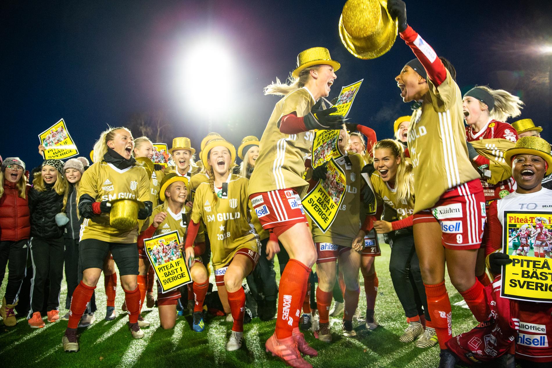 Piteås Julia Karlenäs och Madelen Janogy firar SM-guldet 2018.