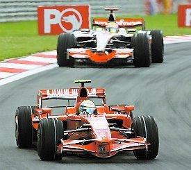 Ferraris Felipe Massa strax före McLarens Lewis Hamilton.