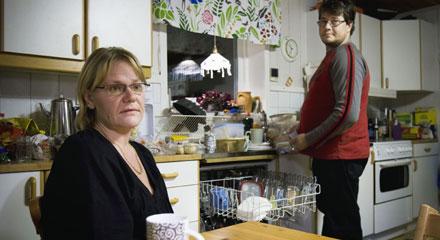 ”Blir vi båda arbetslösa klarar vi inte huslånet”, säger Malin Lindgren, 34, och Daniel Lindgren, 35.