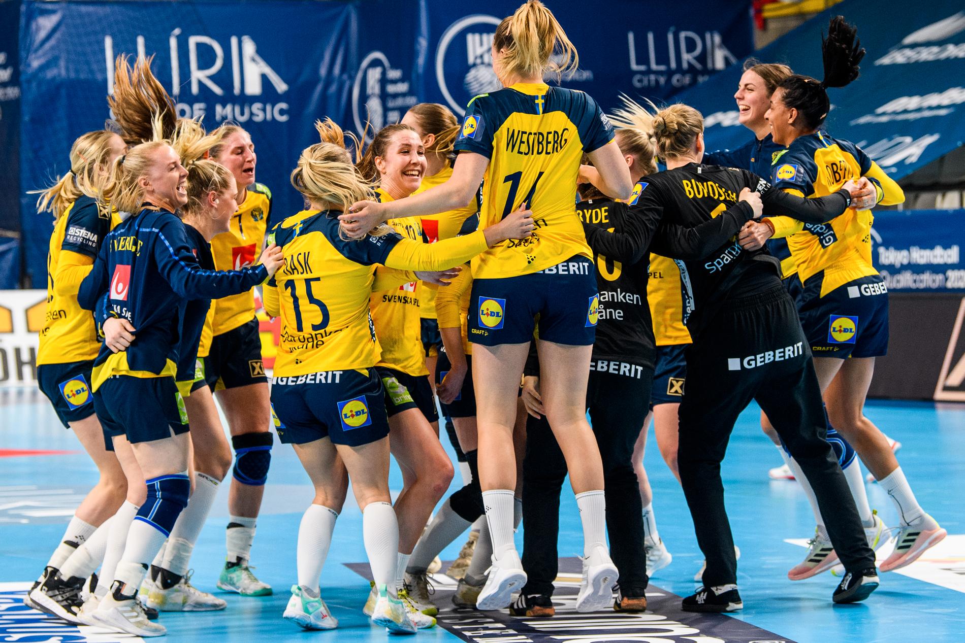 Sveriges damlandslag i handboll firar OS-platsen.