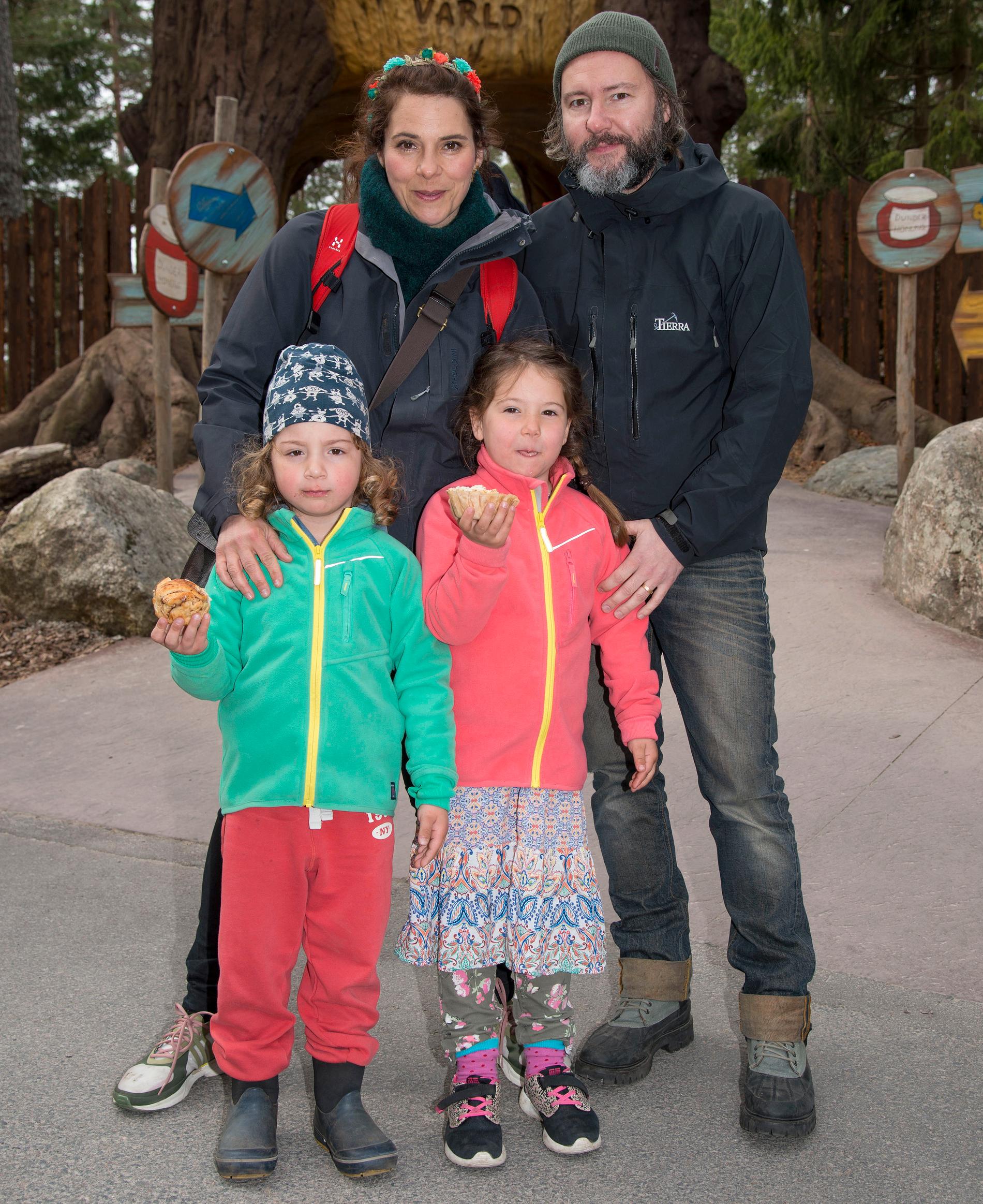 Vanna Rosenberg med maken Ulf Synnerholm och barnen Dafne och Bille 2016.
