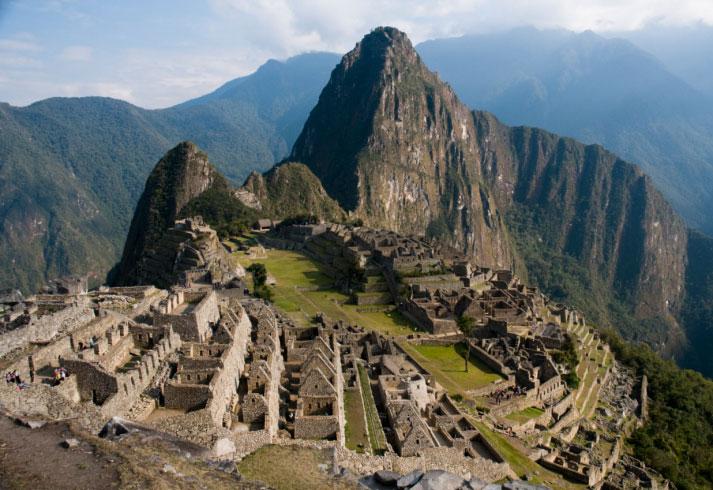 Macchu Pichu, Peru Inkaindianernas förlorade stad ligger högt upp i bergen och nås via en vandring längs Inkaleden.