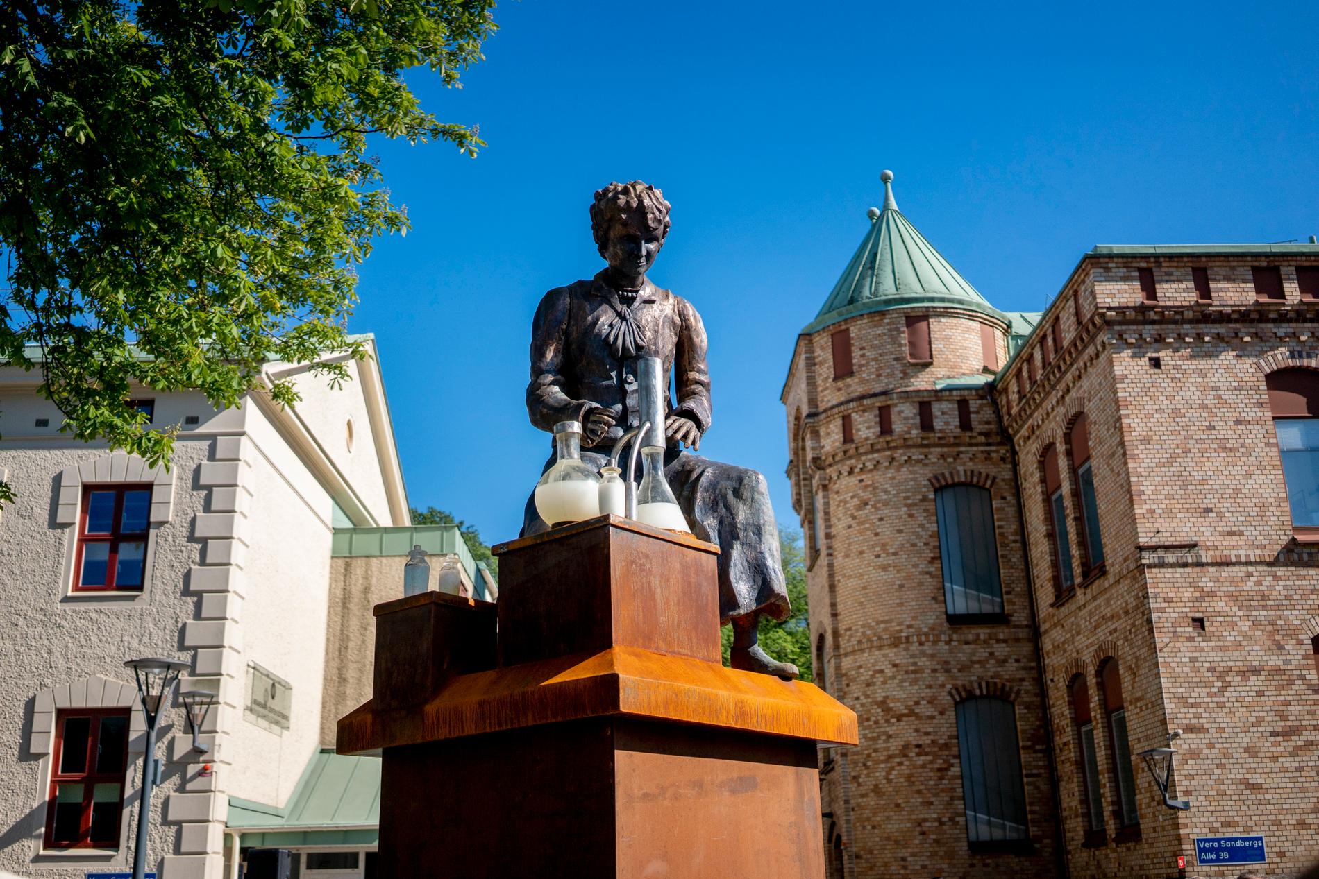 Vera Sandberg var den första kvinnan i Sverige att ta en ingenjörsexamen. Nu har hon hedrats med en staty på Chalmers i Göteborg.