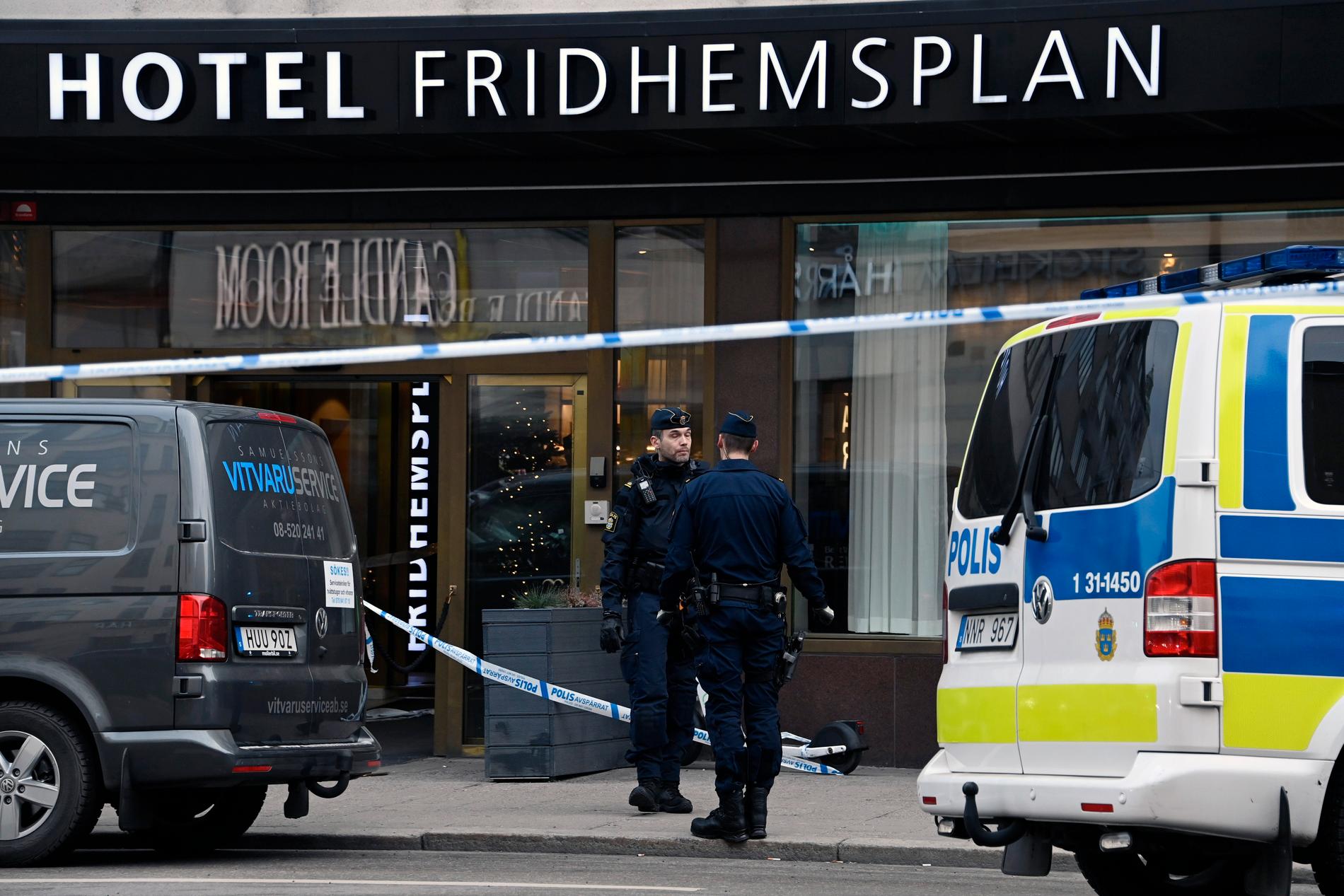 En man har blivit skjuten i centrala Stockholm.
