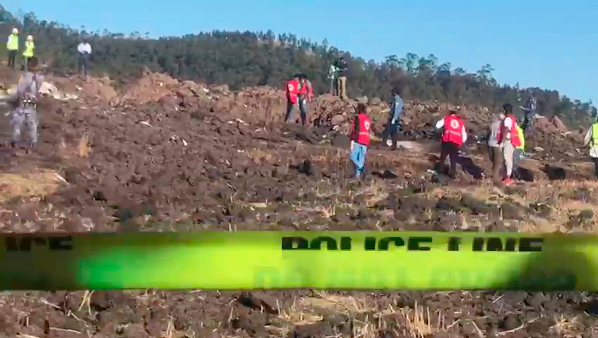 En skärmdump ur en video visar hur personal från bland annat Röda korset jobbar på nedslagsplatsen.