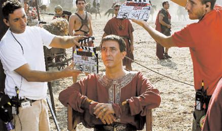 Tystnad, tagning Brittiske karaktärsskådespelaren Ciaran Hinds som spelar Julius Caesar i en inspelningspaus.