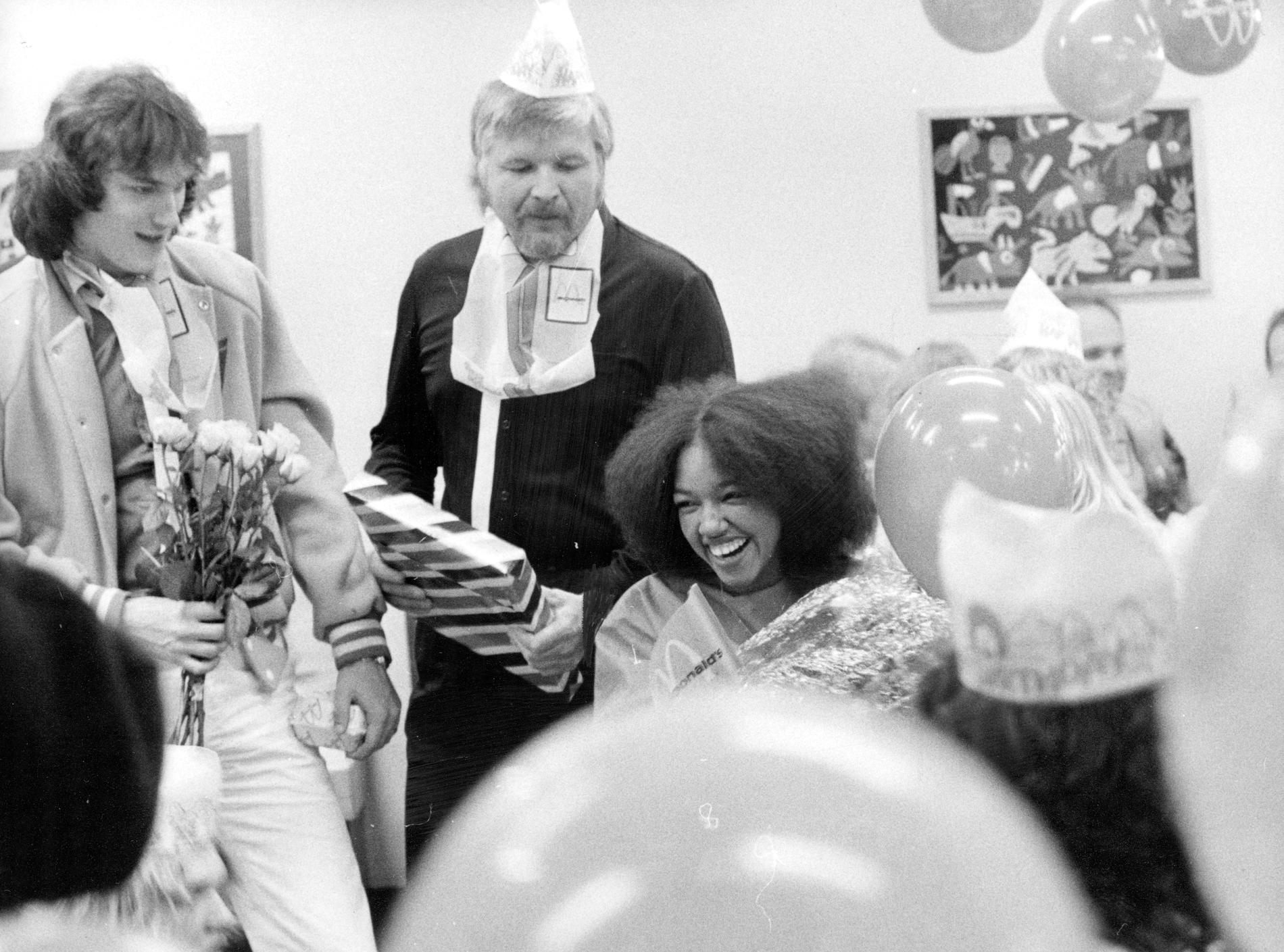 Gigi Hamilton firar sin 17-årsdag på McDonalds 1982