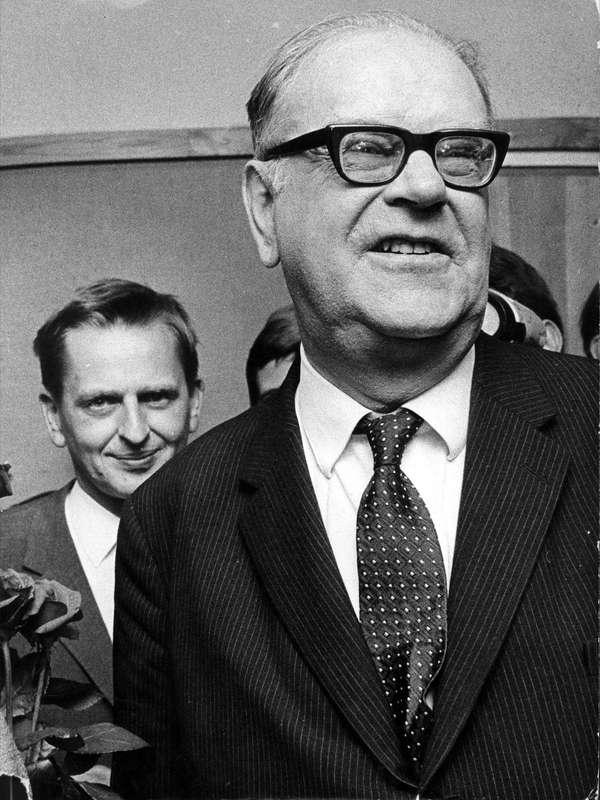 Tage Erlander meddelar sin avgång som partiordförande september 1969