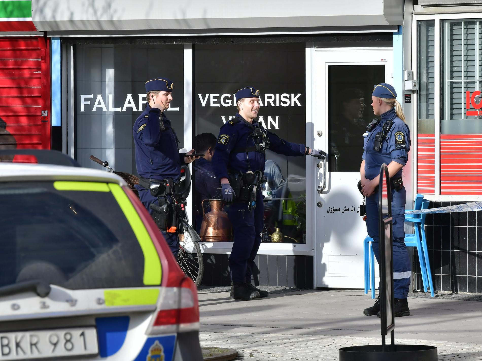 En man har skjutits i Rågsved i södra Stockholm.