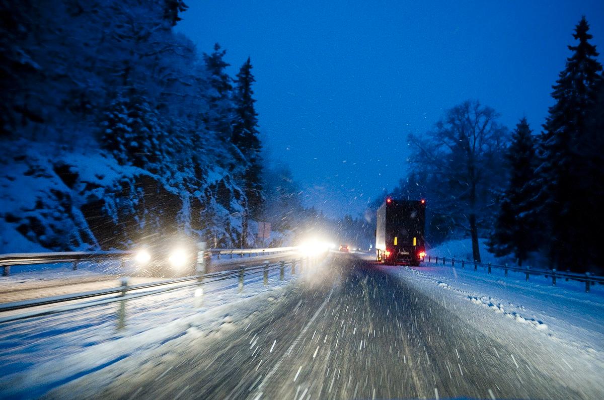 KAOS PÅ VÄGARNA I dag slår årets första riktiga snöoväder till – och SMHI har gått ut med en klass 1-varning för delar av landet. Men störst problem räknar SMHI med i Norrlands inland – där det väntas 30 centimeter snö. Redan i går skapade snö och blixthalka kaos längs vägarna. På riksväg 31 mot Nässjö i norra Småland blev lastbilar stående i backarna.