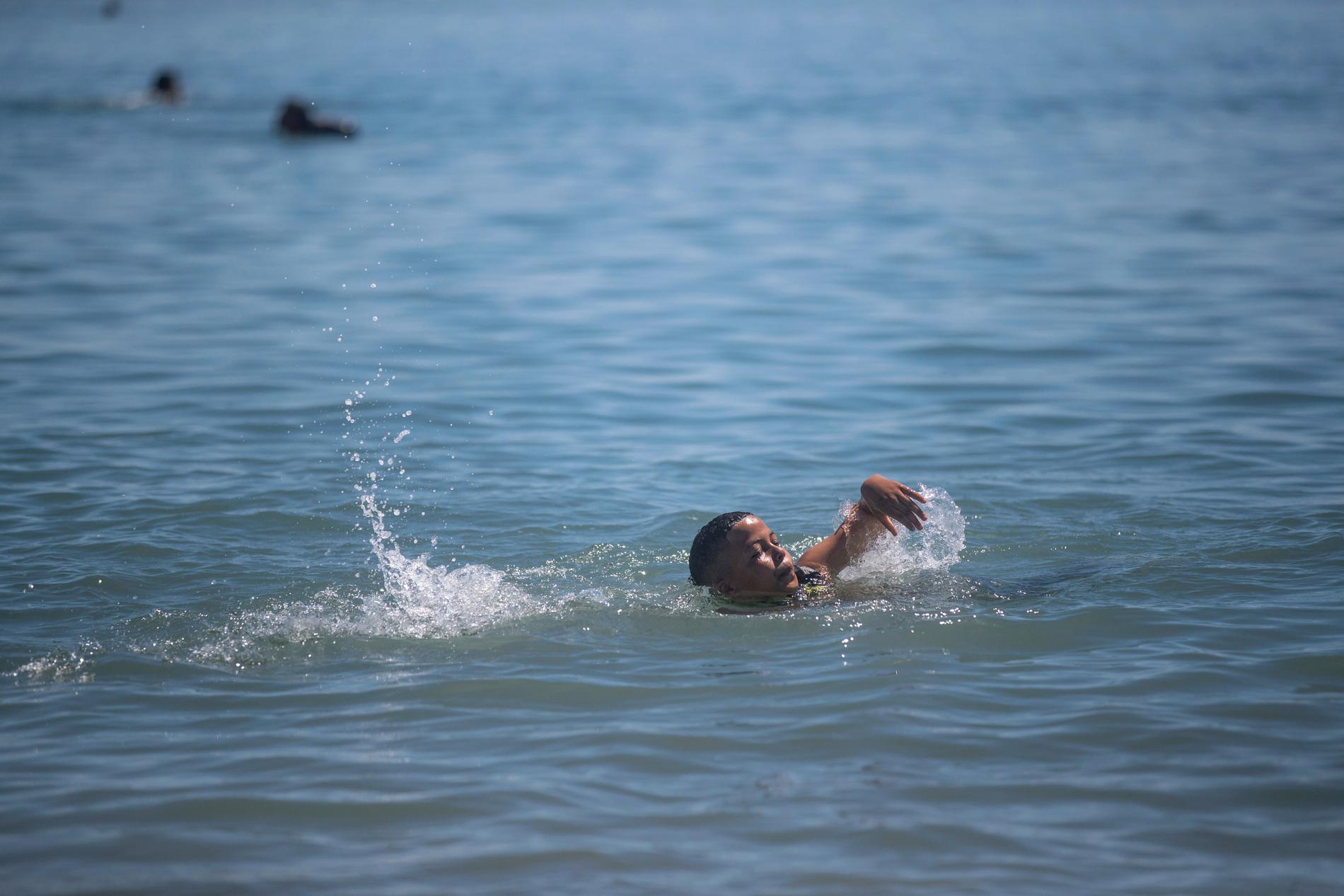 En pojke simmar från den marockanska gränsstaden Fnideq mot Ceuta.  