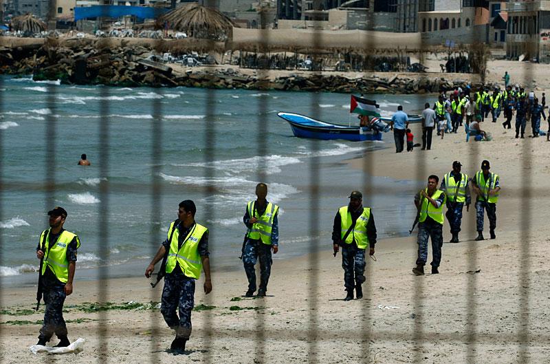 Hamas polis på patrull på stranden i väntan på konvojen där Ship to Gaza ingick. Nu är ytterligare fartyg på väg.