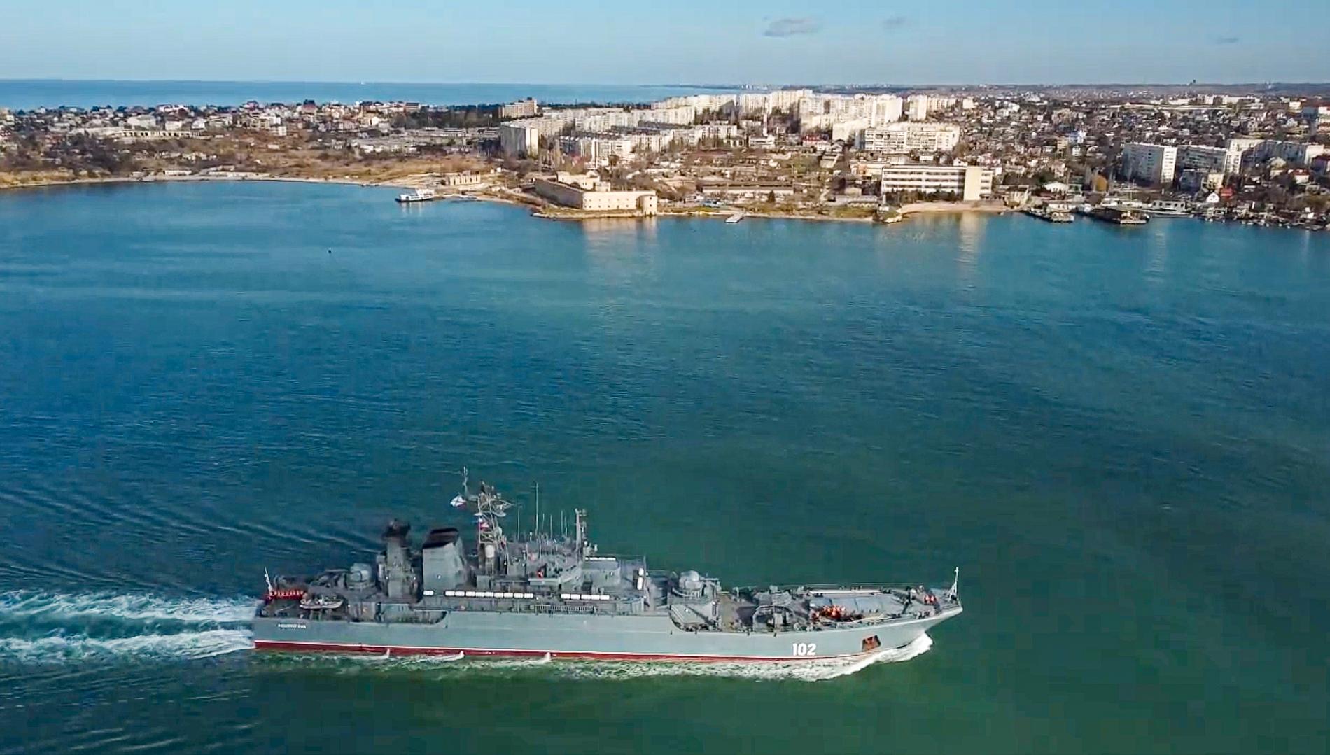 Ryska fartyget Kaliningrad seglar in i Sevastopols hamn innan anfallskriget inleddes. Arkivbild.