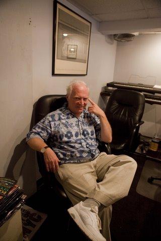 Pianisten och kompositören Roger Davidson blåstes på över 40 miljoner kronor av en datorreparatör.