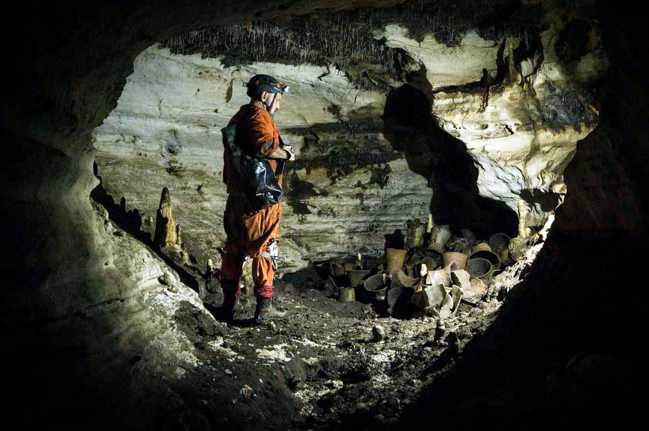 Arkeologen Guillermo de Anda i det nyupptäckta grottsystemet under den mexikanska ruinstaden Chichén Itzá.