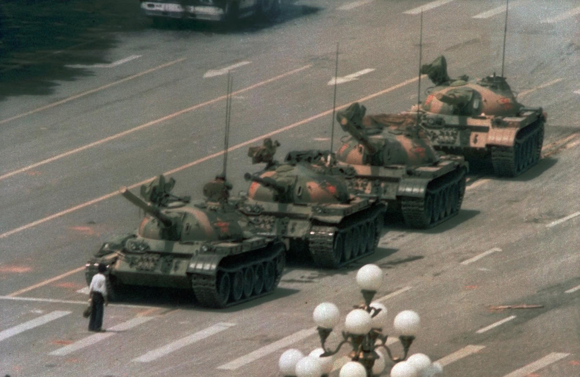 En man ställer sig i vägen för pansarvagnar på Himmelska fridens torg i Peking i juni 1989. Arkivbild.