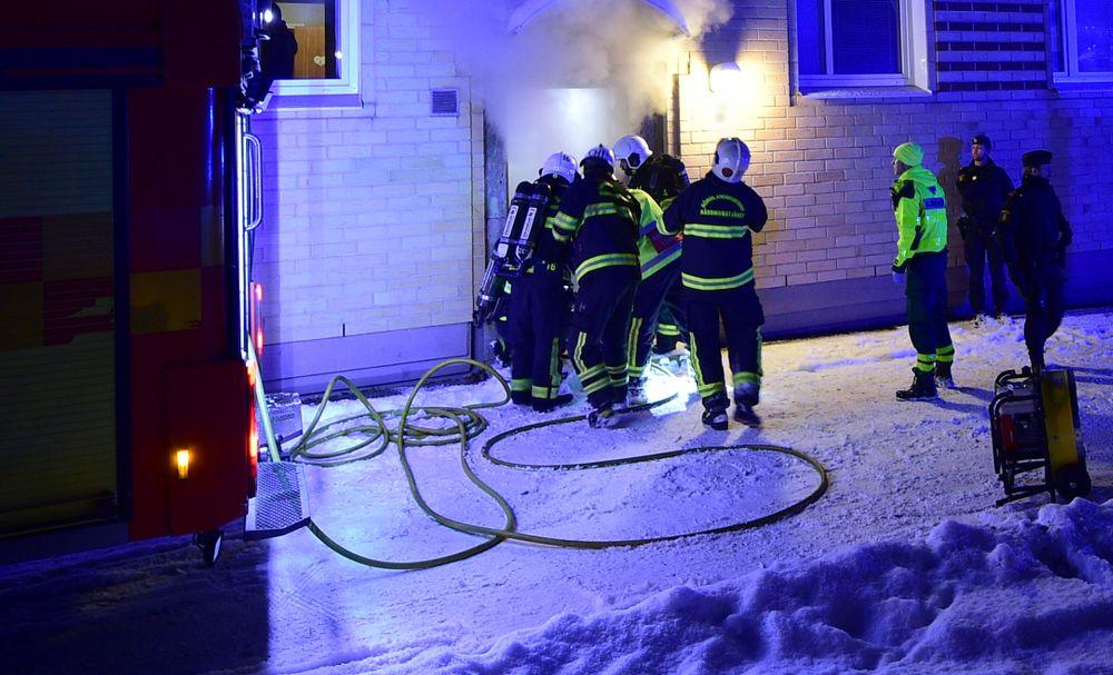 Explosion hördes innan brand - en person död i Nyköping.