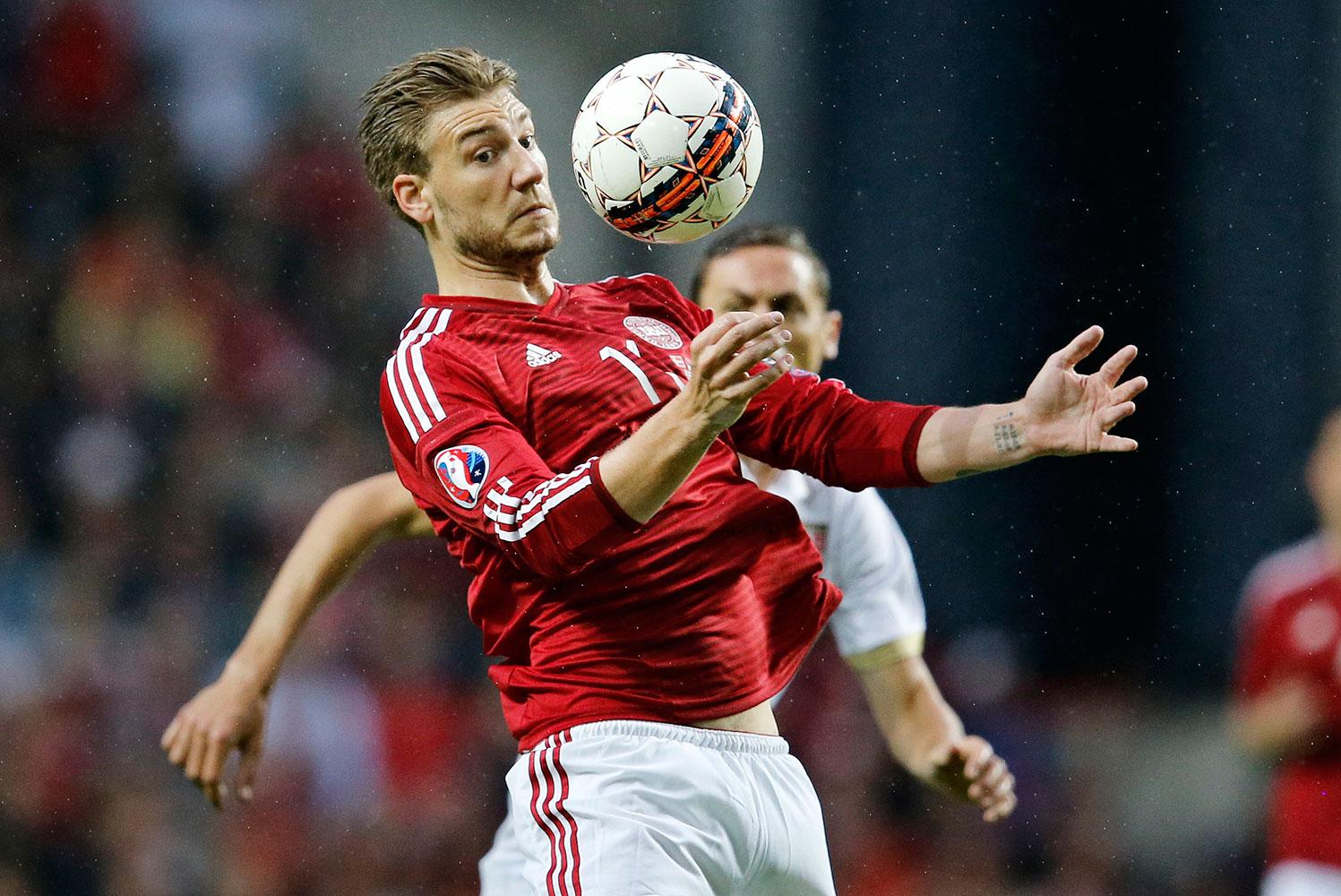Danmark kan tvingas spela med en Bendtner ur form mot Sverige.