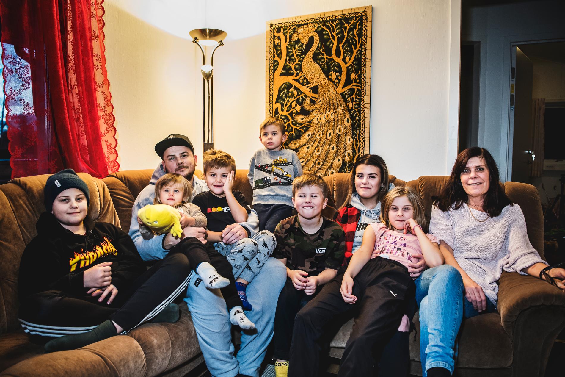 Familjen hyr sedan någon vecka tillbaka ett hus som de kan bo i tillsammans. Från vänster i bild: William, 11, pappa Anders med Mollie, 2  och Albin, 4, Oliwer, 3, Melwin, 7, moster Sofie, Nellie, 9, och mormor Maria. 