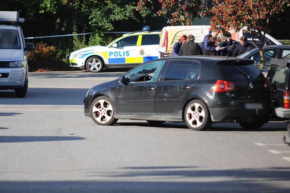 Mannen sköts på en parkeringsplats i Östberga utanför Stockholm.