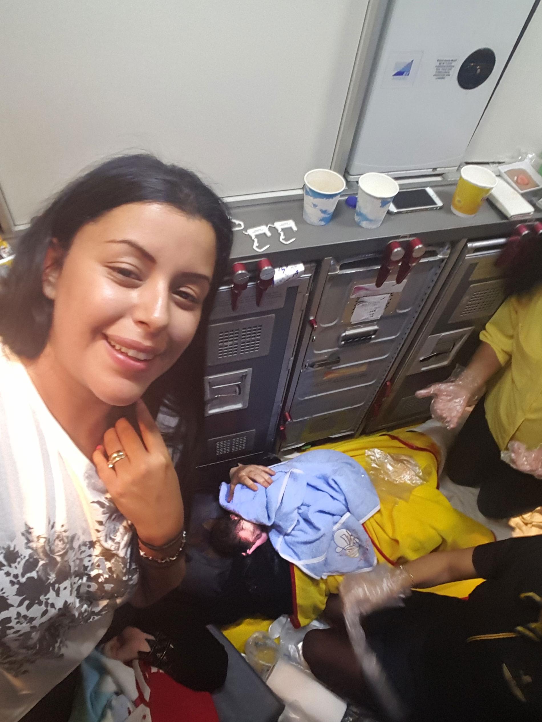 Nisrin Hajar hjälpte kvinnan under förlossningen ombord – här med den nyfödde pojken.
