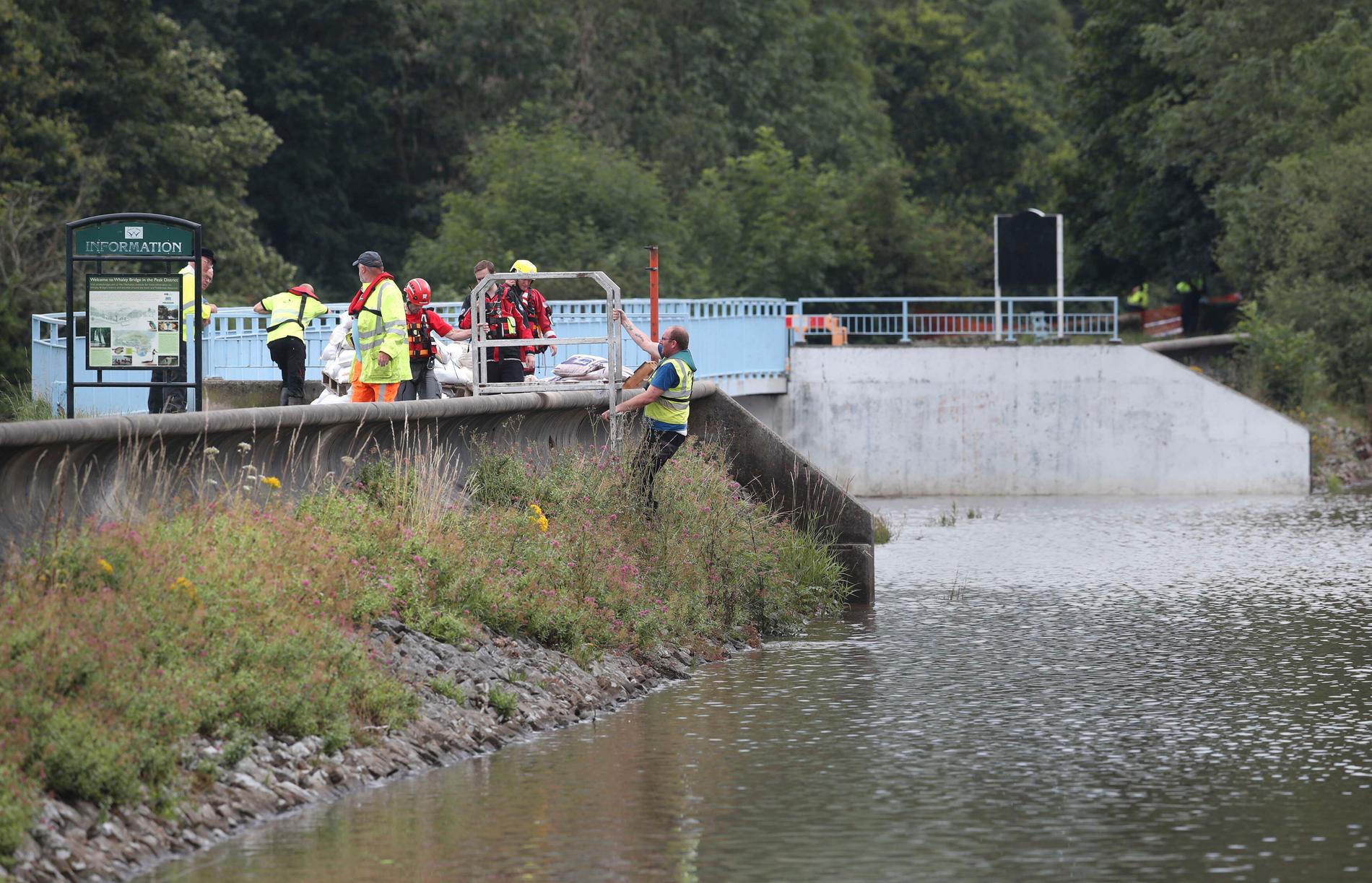 Räddningstjänsten på plats vid vattenmagasinet Toddbrook nära staden Whaley Bridge i England.