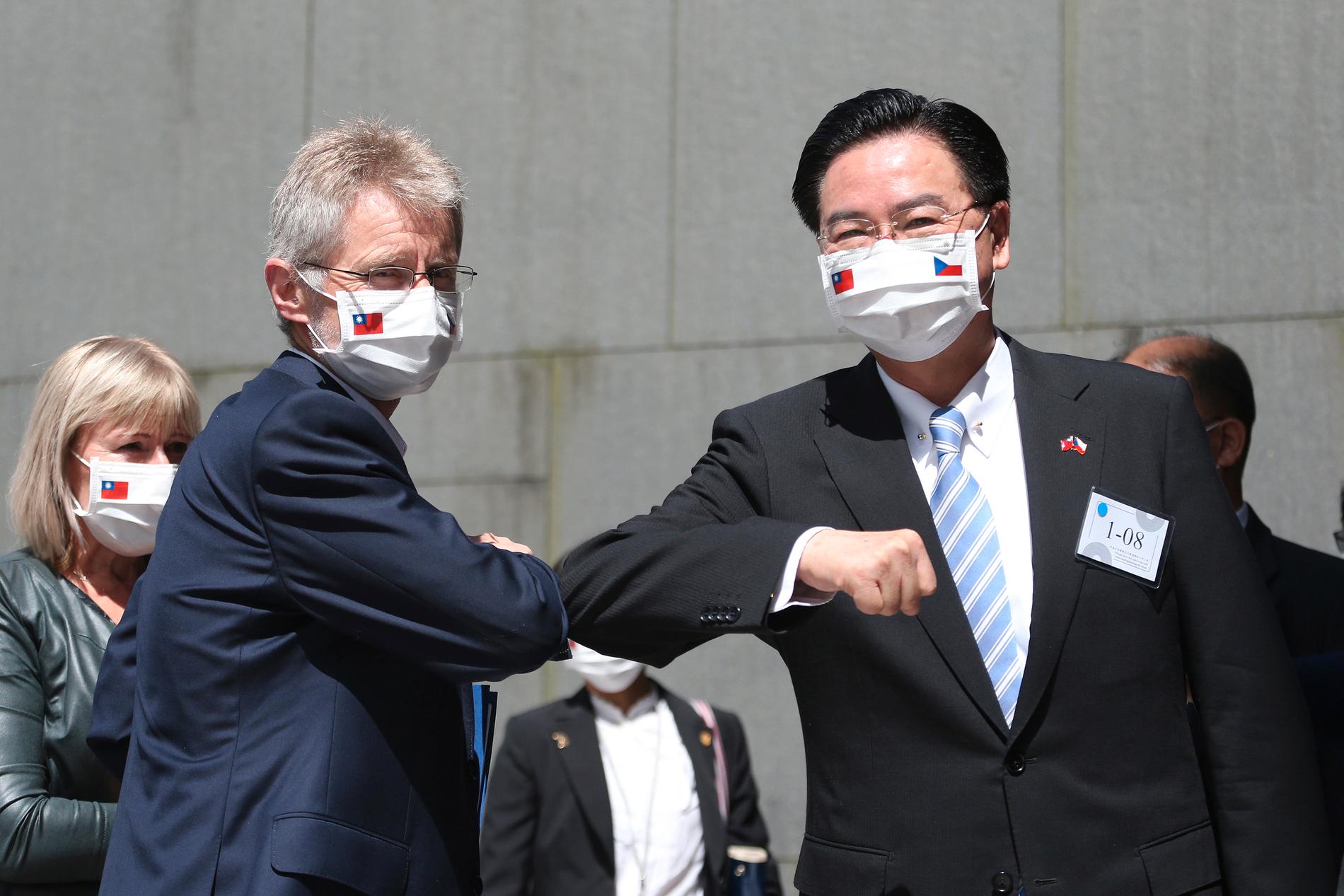 Tjeckiske talmannen Milos Vystrcil gör coronahälsningen med Taiwans utrikesminister Joseph Wu. 