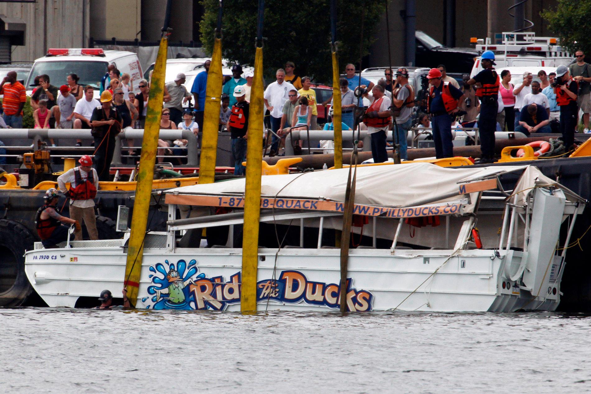 Företaget Ride the Ducks har råkat ut för svåra olyckor tidigare. Här bärgas en farkost i Philadelphia efter en händelse 2010.