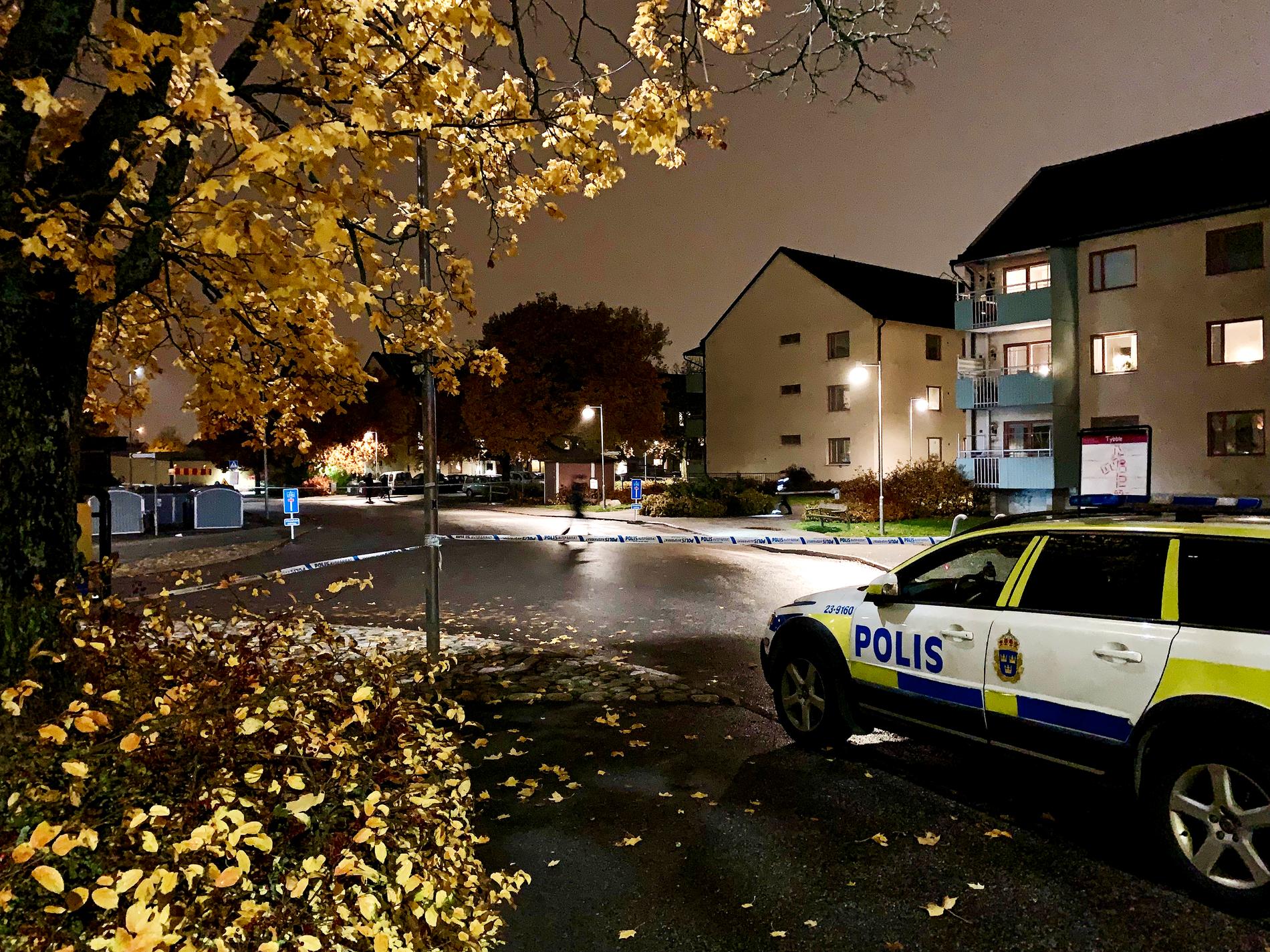 Polisen har spärrat av i Tybble i Örebro.