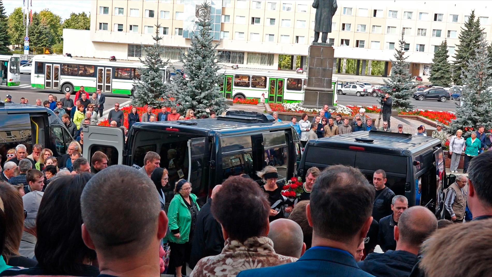 Människor samlas för en minnesceremoni för de fem ryska kärnkraftsingenjörer som dog i explosionen vid Vita havet,