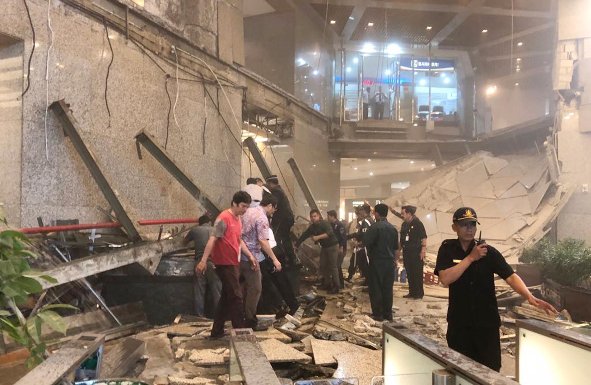En del av ett våningsplan på börshuset i Jakarta har kollapsat