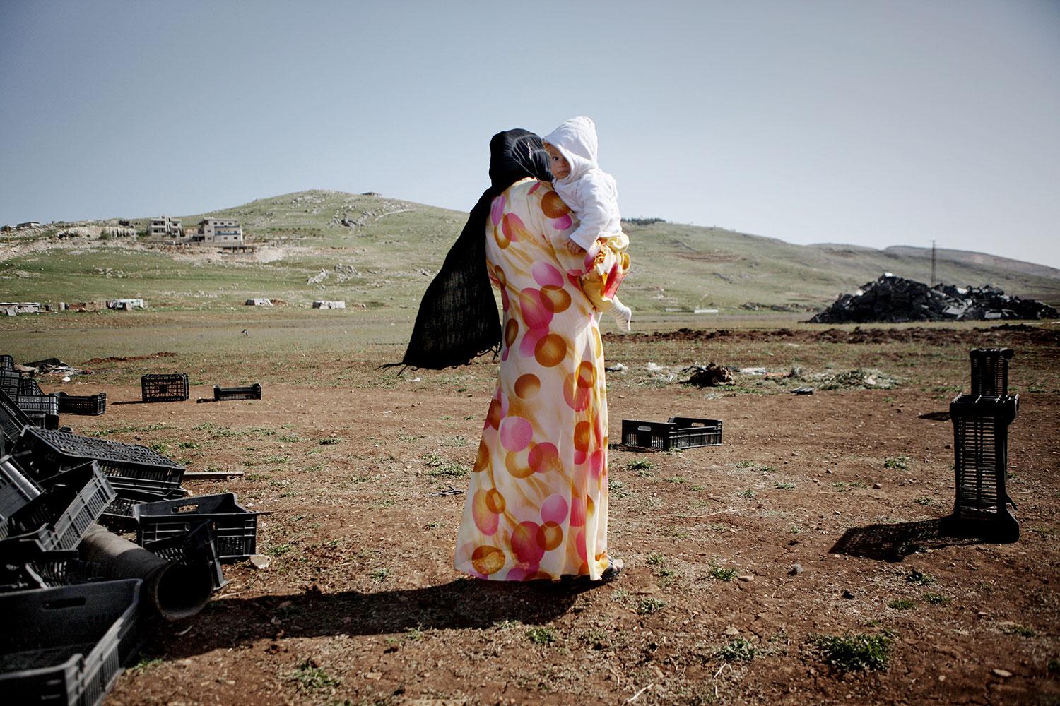 De mest utsatta Kvinnor drabbas oftast hårdast vid konflikter, men nyckeln till utveckling går ofta genom kvinnornas deltagande  i krishantering. Bilden visar en mamma med barn – två syriska flyktingar vid en gränsstad i Libanon.