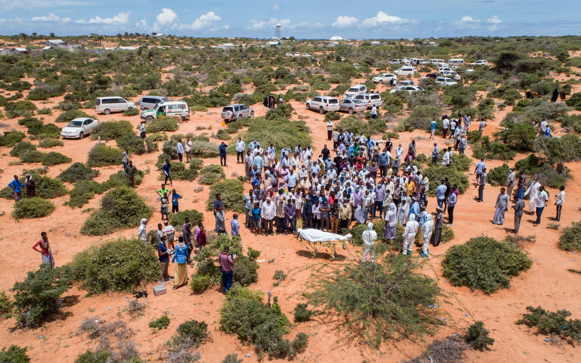 Sörjande har samlats för ett sista farväl av en äldre man som tros ha dött av covid-19 i Mogadishu.