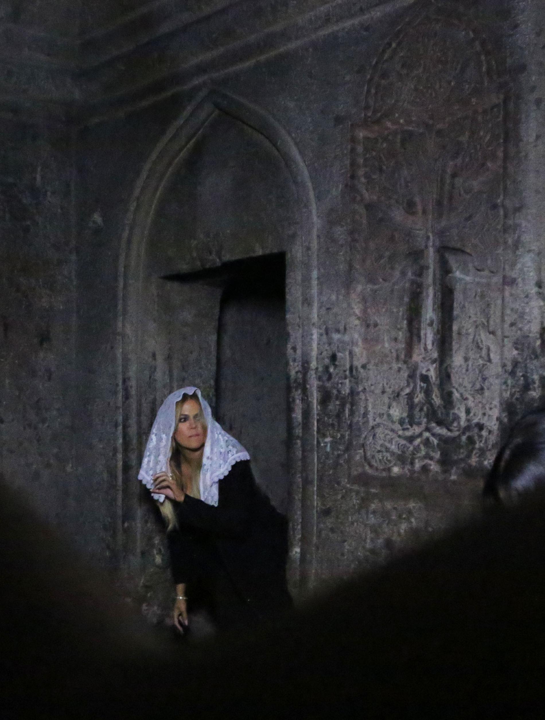 Khloe Kardashian hängde med på klosteräventyren och tvättade ansiktet i dess heliga vatten.