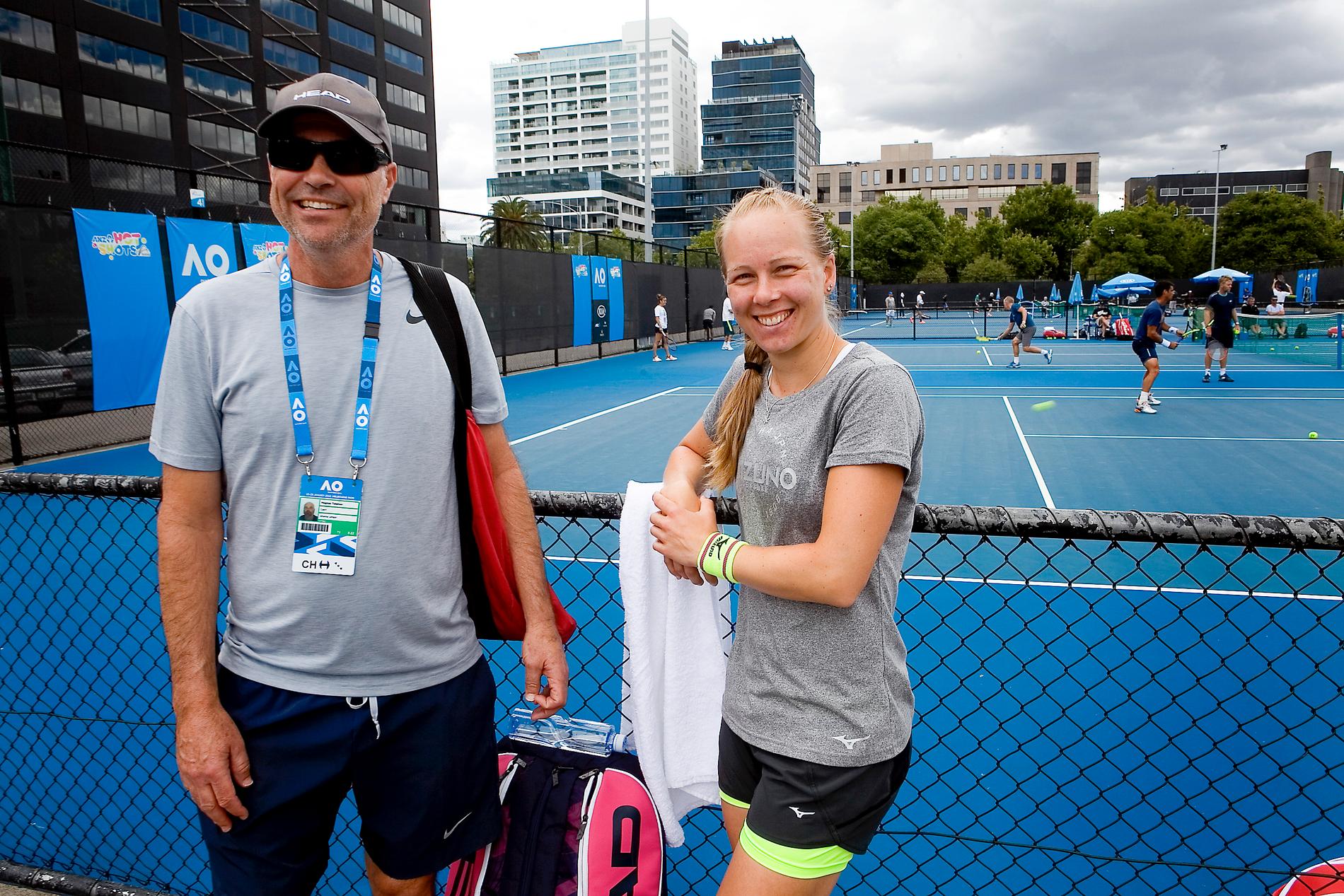 Johanna Larsson, till höger, under årets Australian Open i Melbourne. Arkivbild.