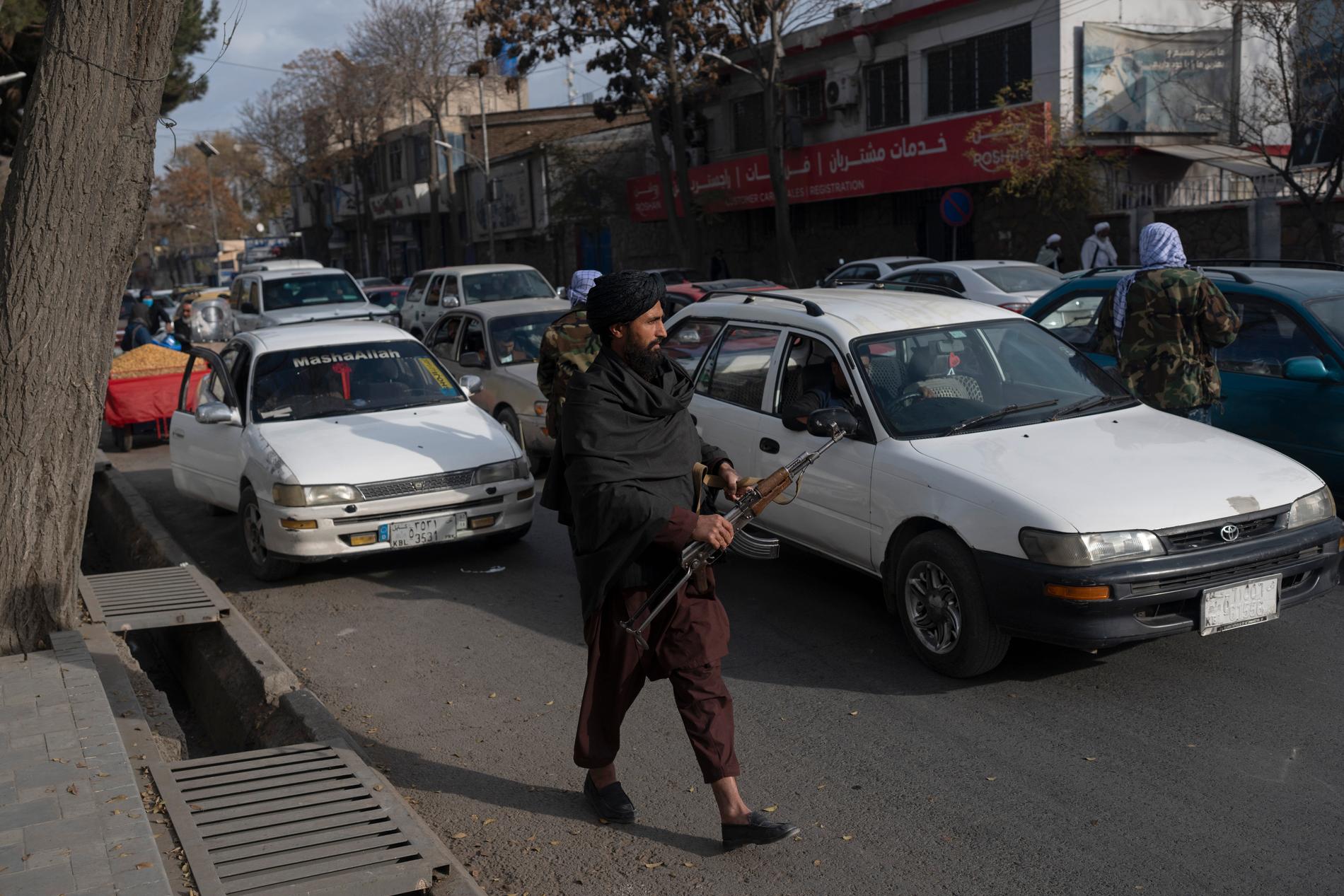 Talibaner vid en fordonskontroll i huvudstaden Kabul tidigare i november. Arkivbild.