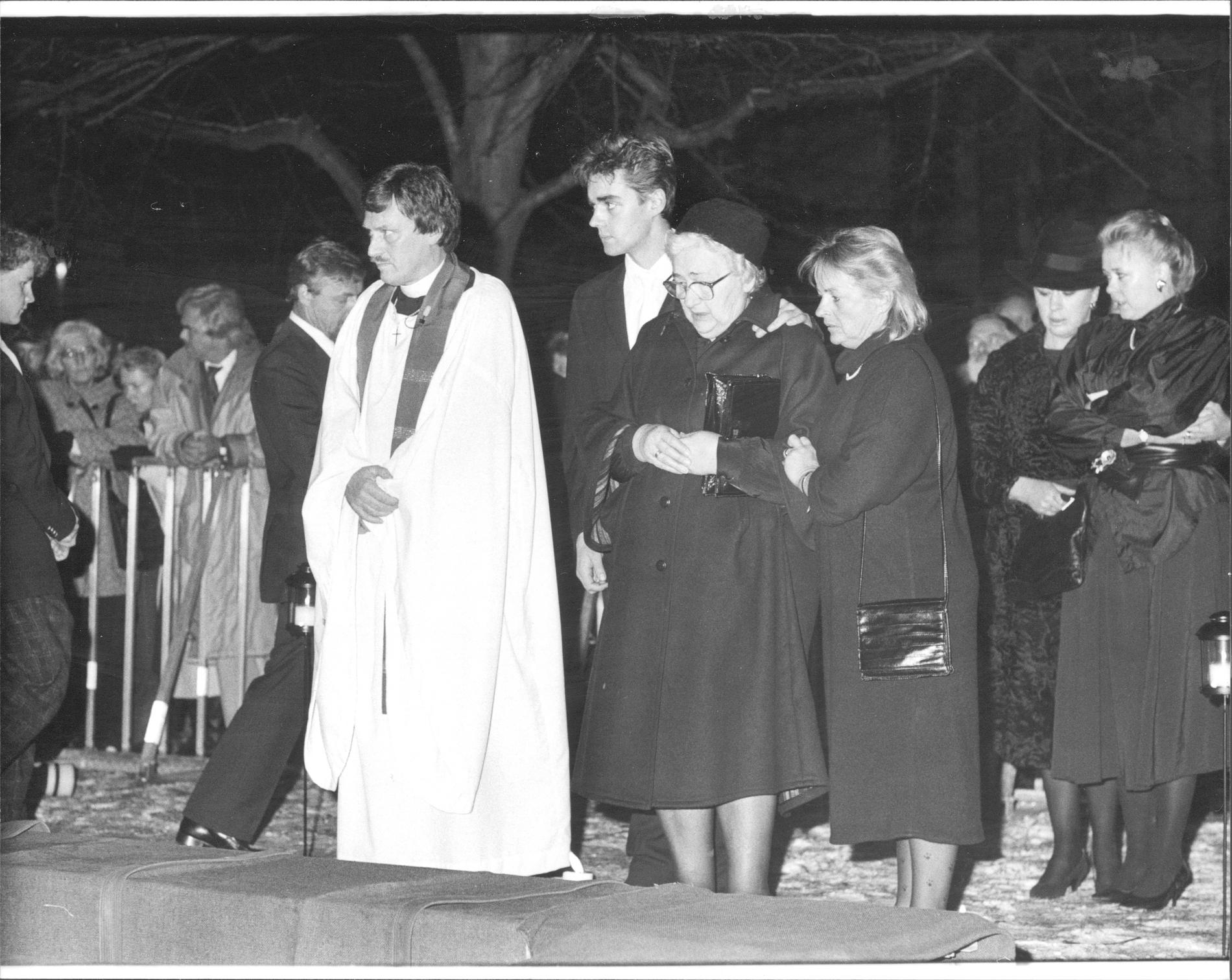 Cornelis Vreeswijks begravning 1987. Sonen Jack, mamma Jeanne och systern Ida sörjer.