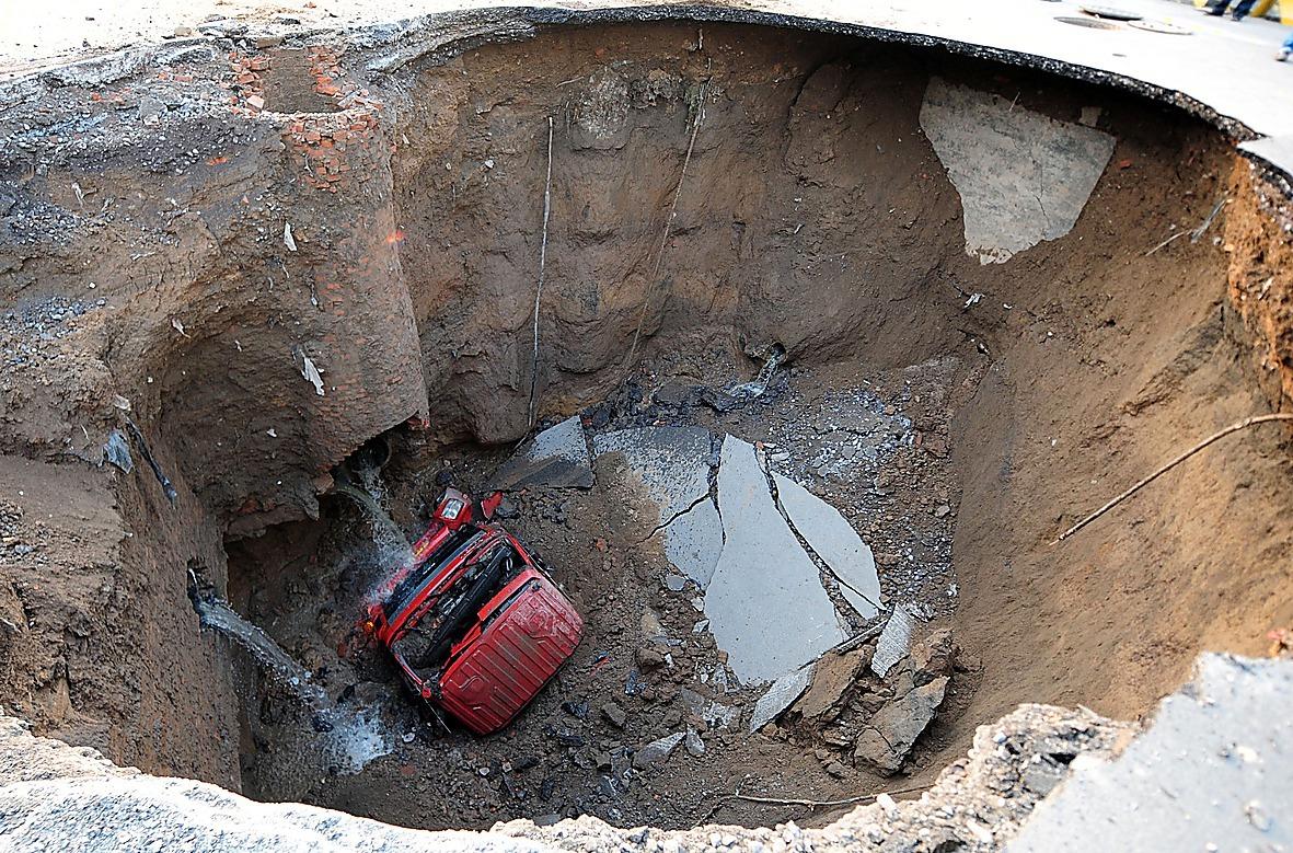 Lastbilen sitter fast i det över tio meter djupa hålet.