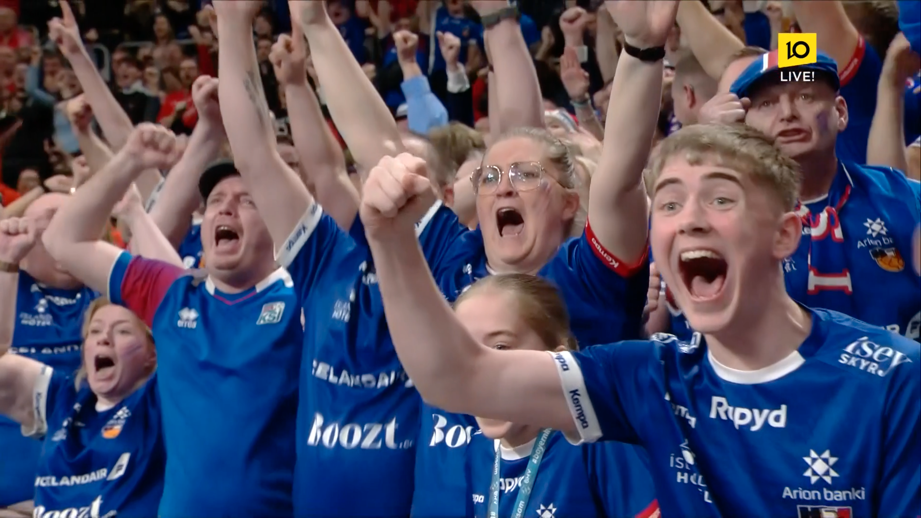 Isländska fans jublar efter den sena upphämtningen. 