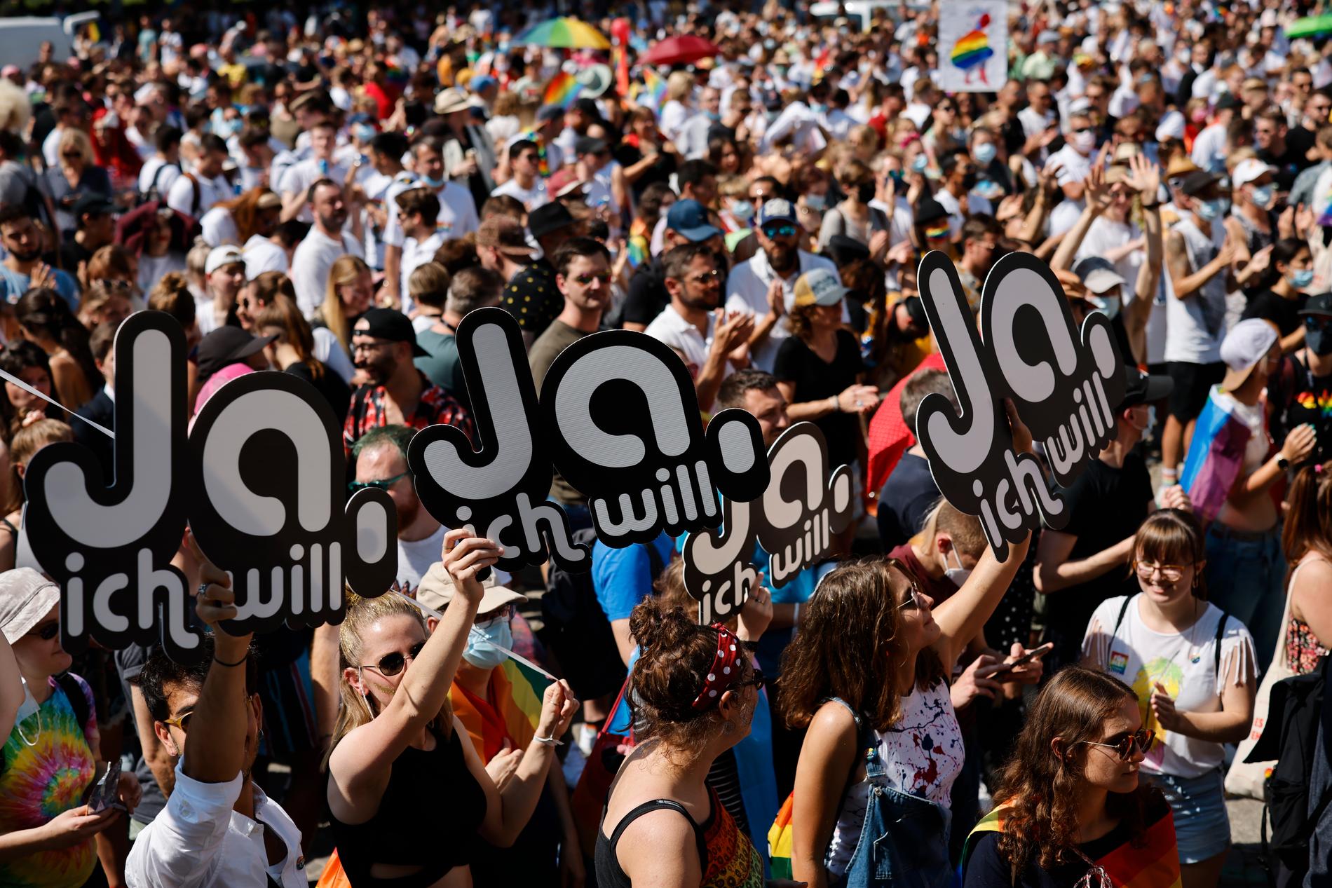 Vid prideparaden i Zürich för ett par veckor kampanjade ja-sidan inför dagens folkomröstning om samkönade äktenskap i Schweiz.