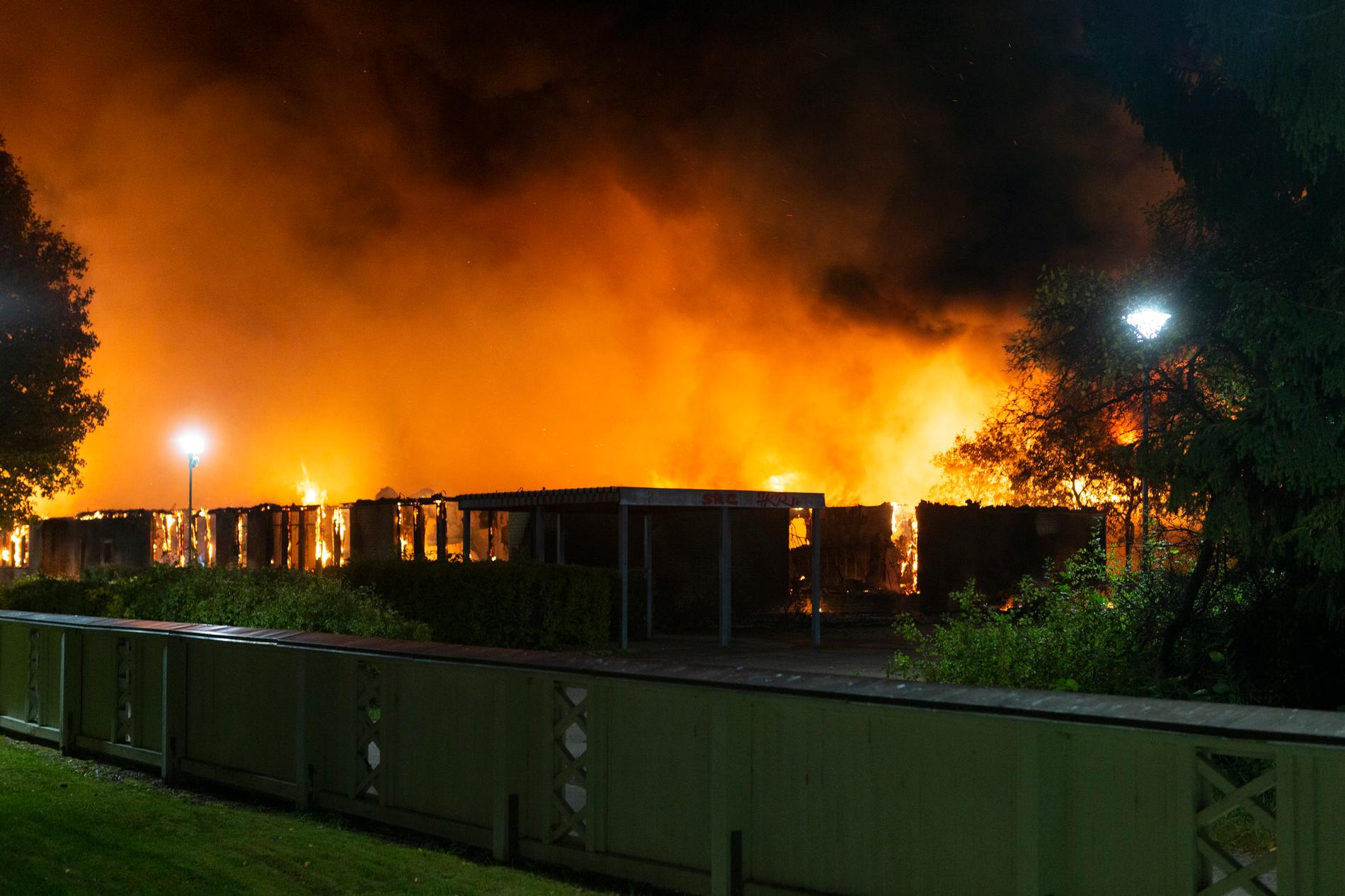 Gottsundaskolan i Uppsala står i brand. Delar av skolan har totalförstörts.