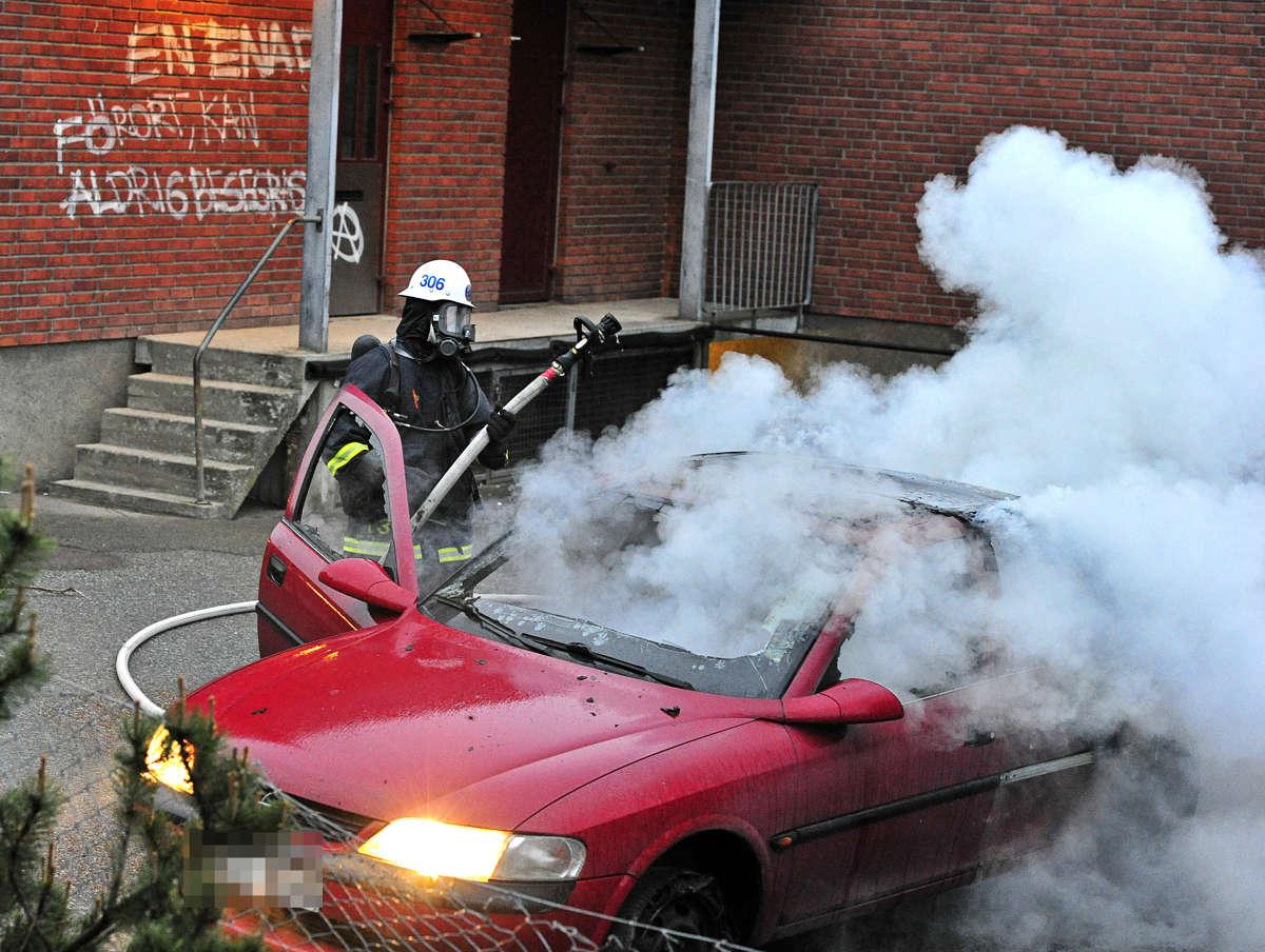 Bil som brinner vid Kämpingeskolan i Tensta