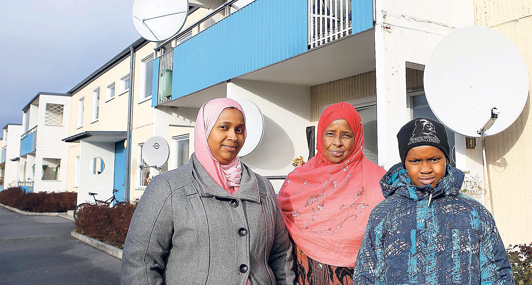 Saida Omar, Marian Mose och Abdi-Malik Osman bor på den inbrottsdrabbade Tenstavägen i Spånga. ”Grannen i porten bredvid och en på andra sidan gården har fått inbrott”, säger Saida.