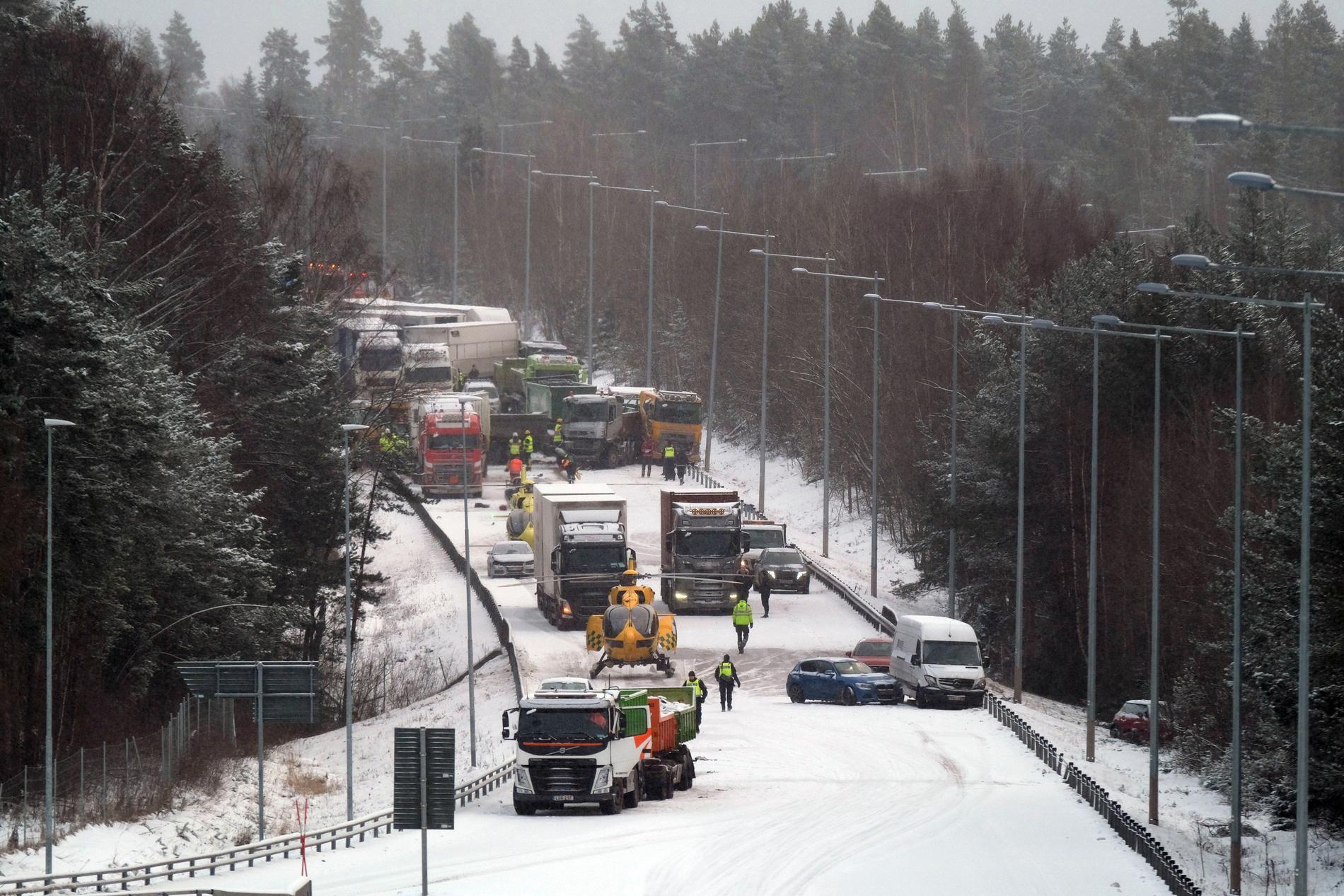 Flera personer är allvarligt skadade efter masskrocken i Upplands Bro. 