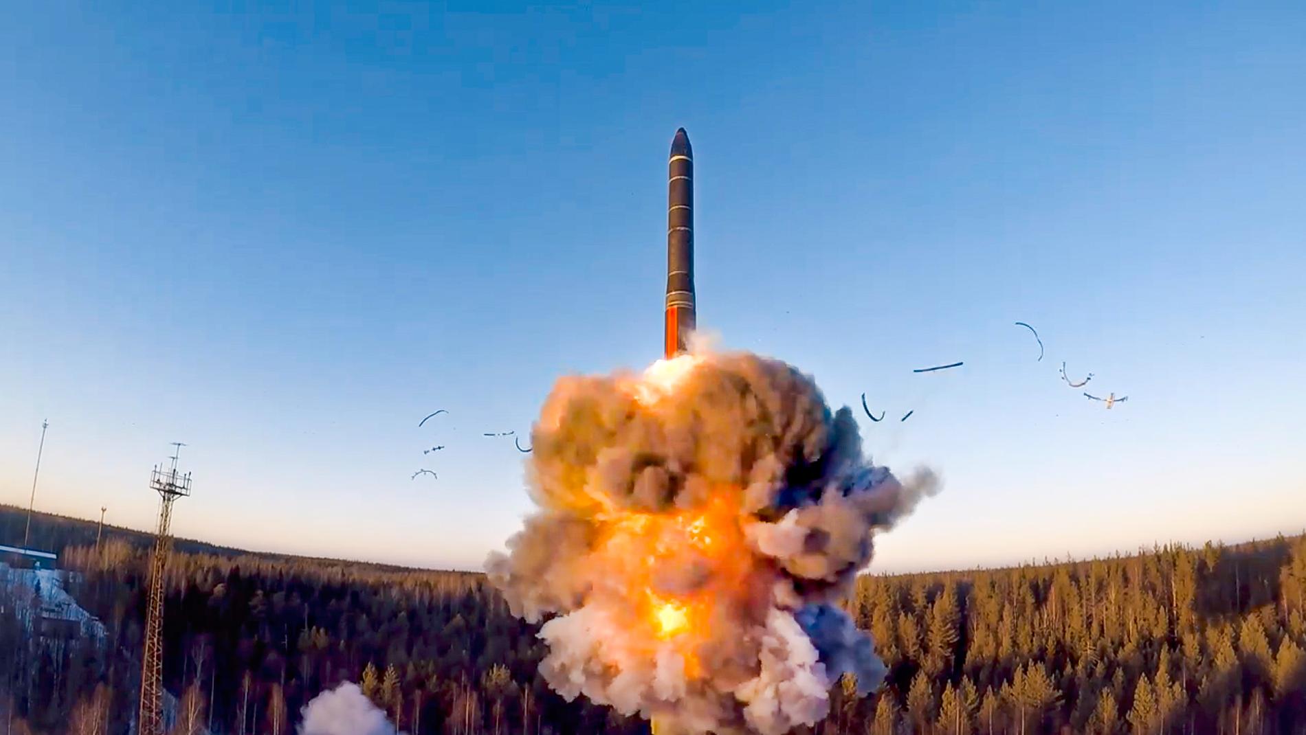 Bilden från en video som distribuerats av det ryska försvarsdepartementet visar en testskjutning av en rysk långdistansrobot i nordvästra Ryssland. Arkivbild