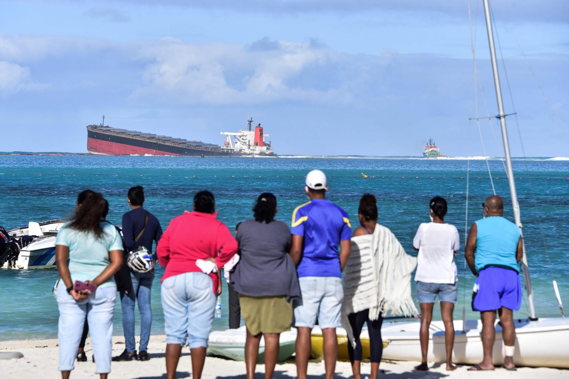 Ett fartyg har kantrat vid Mauritius och läcker olja rakt ut i Indiska oceanen.