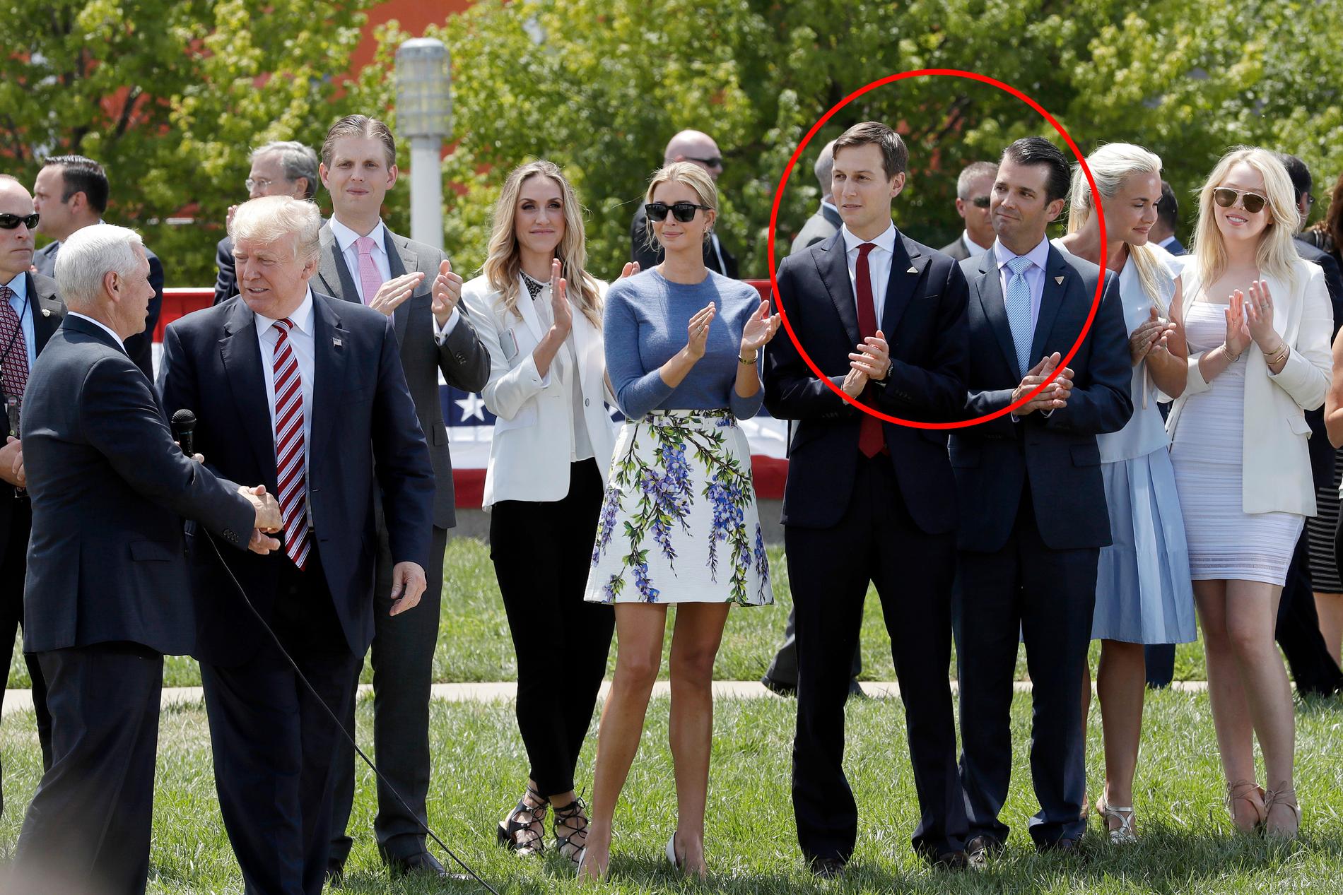Trump tillsammans med Mike Pence och stora delar av sin familj i Cleveland under kampanjen. Jarred Kushner och Donald Jr inringade till höger.