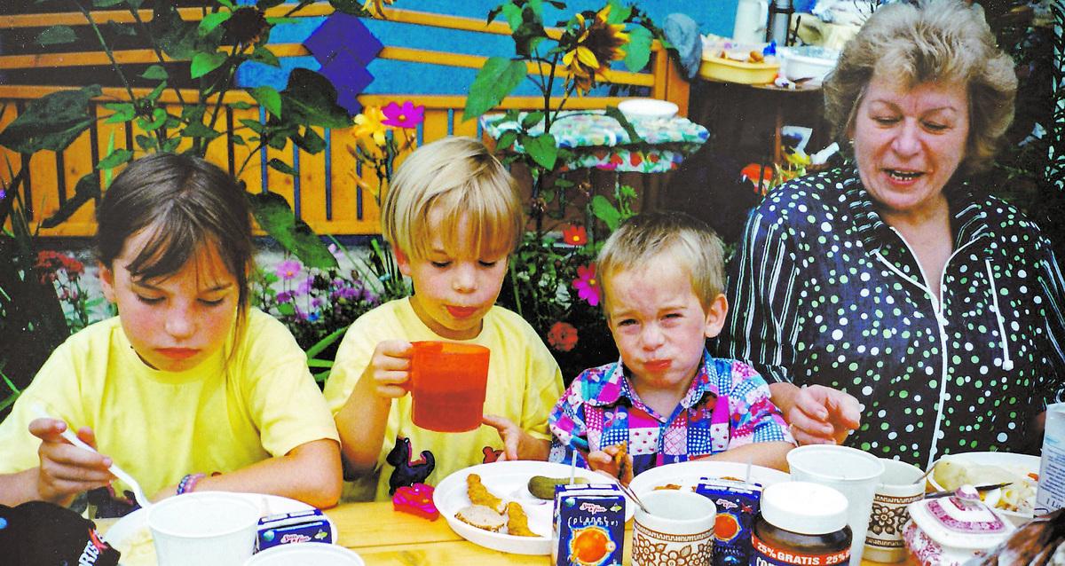 äter mat Denna exklusiva bild visar Rosemarie Fritzl tillsammans med Elisabeths barn med Lisa, 10, Monika, 8, och Alexander, 6.
